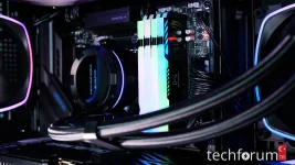 Ryzen 7 9800X3D ve GeForce RTX 5080 özelliklerine sahip üst düzey bir oyun bilgisayarı.webp