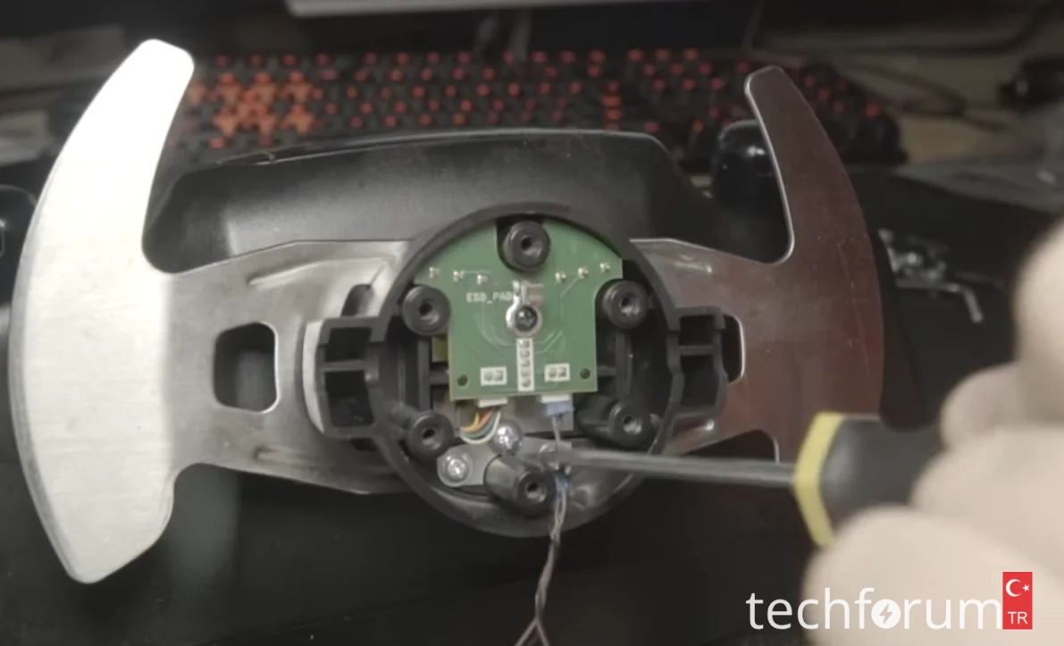 Logitech G25 Direksiyon İçindeki Mavi Uçlu Düğmeler Ne İşe Yarıyor