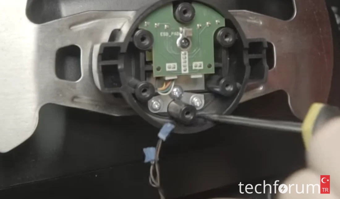 Logitech G25 Direksiyon İçindeki Mavi Uçlu Düğmeler Ne İşe Yarıyor