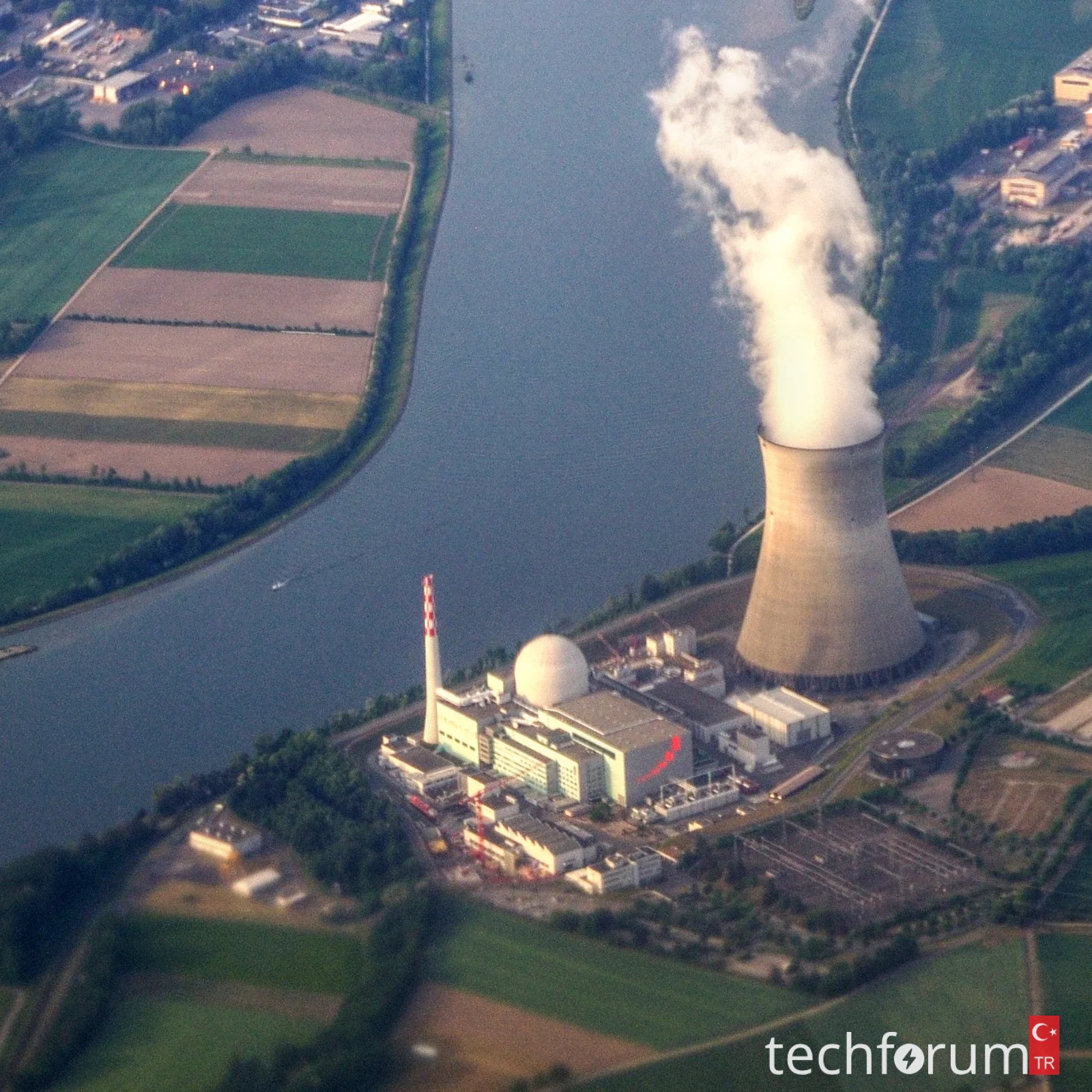 2011-05-10_18-57-46_Switzerland_-_Wil_crop.webp