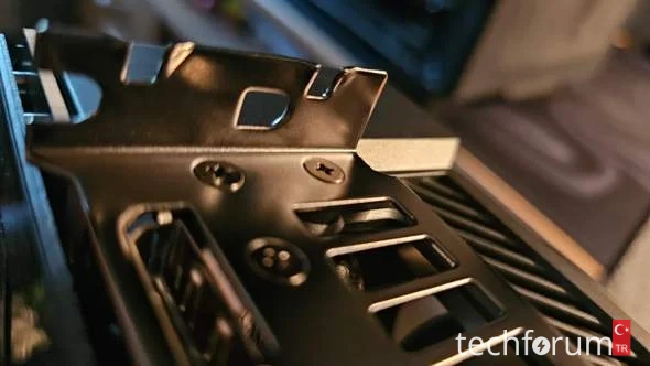 ASUS GeForce RTX 5080 TUF GAMING ekran kartının montaj braketi bükülü mü.webp