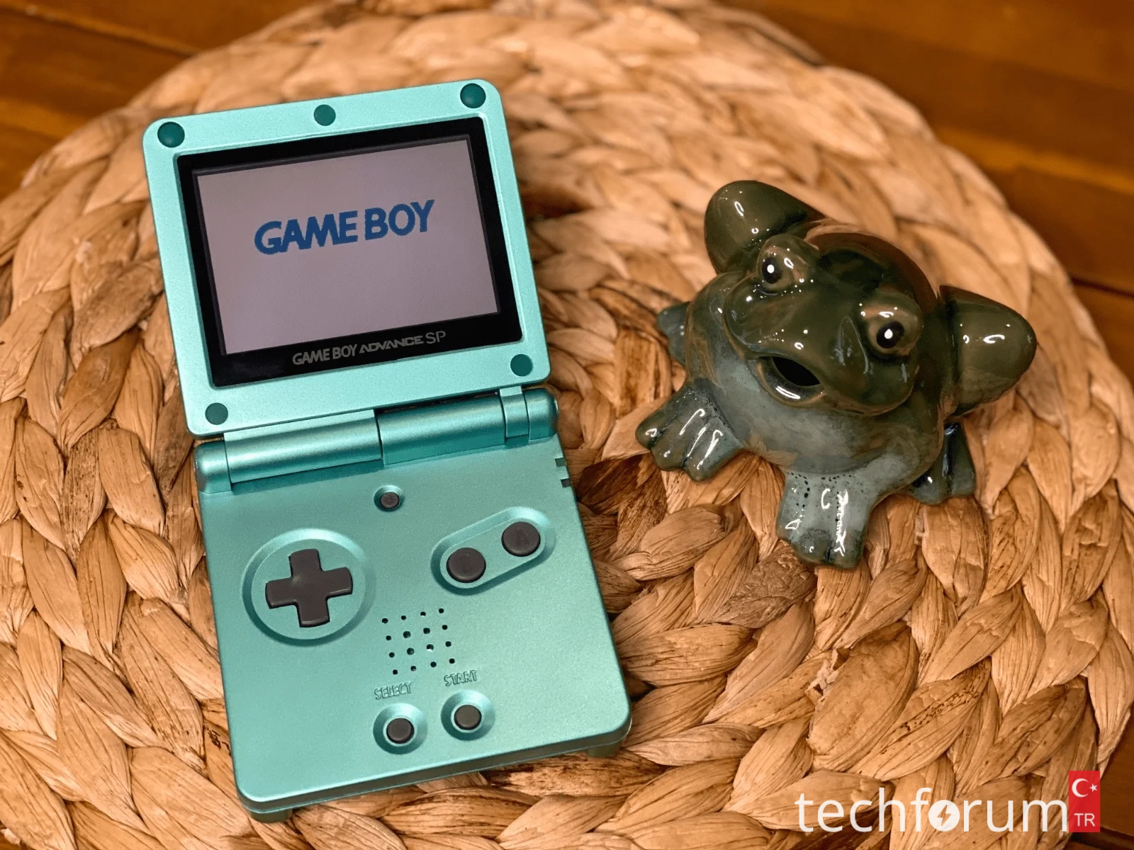 Eski bir taşınabilir oyun konsolu.webp