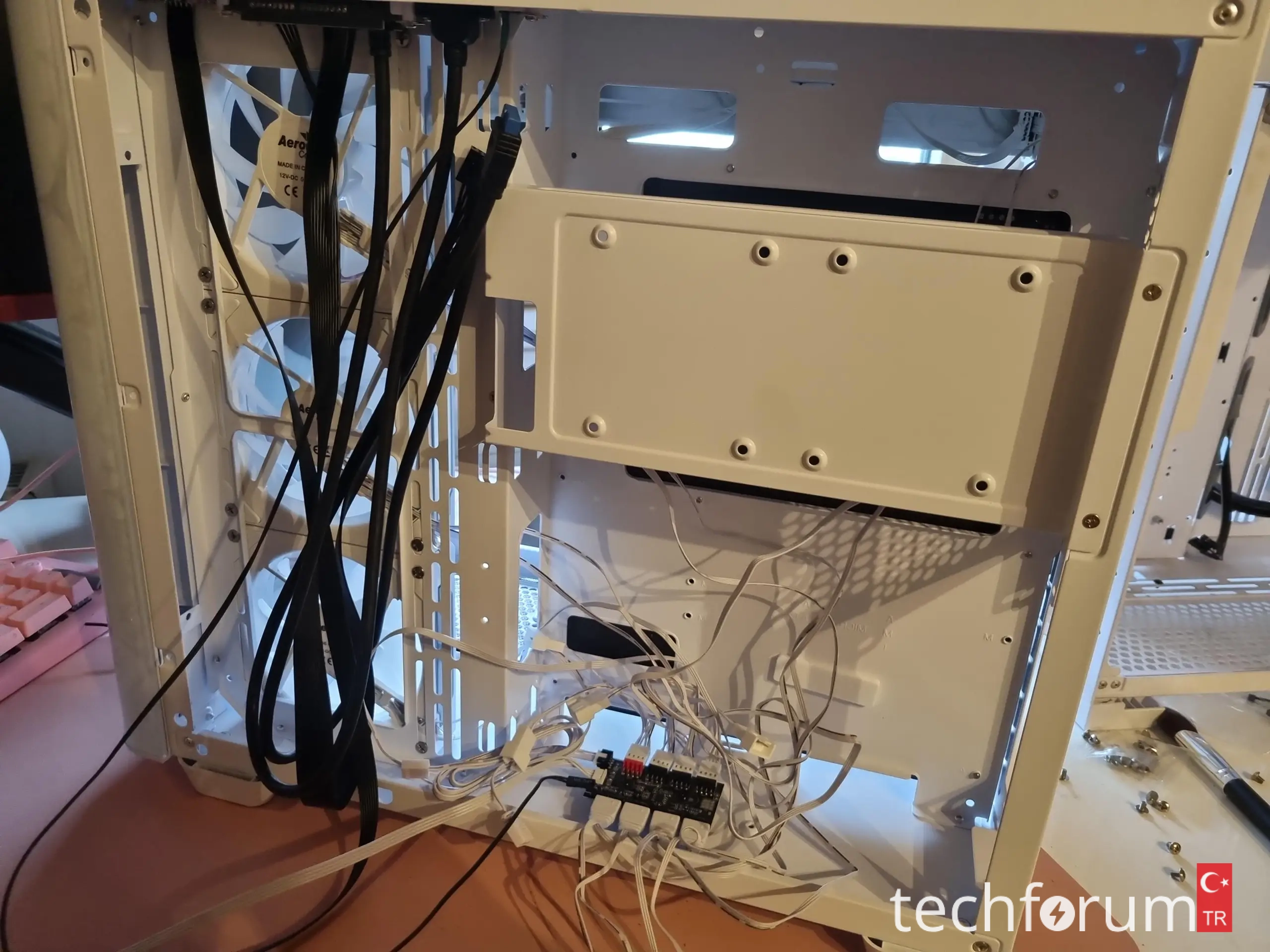 Aerocool P500C kasada PSU kablo yönetim paneline çok yakın, bu normal mi?