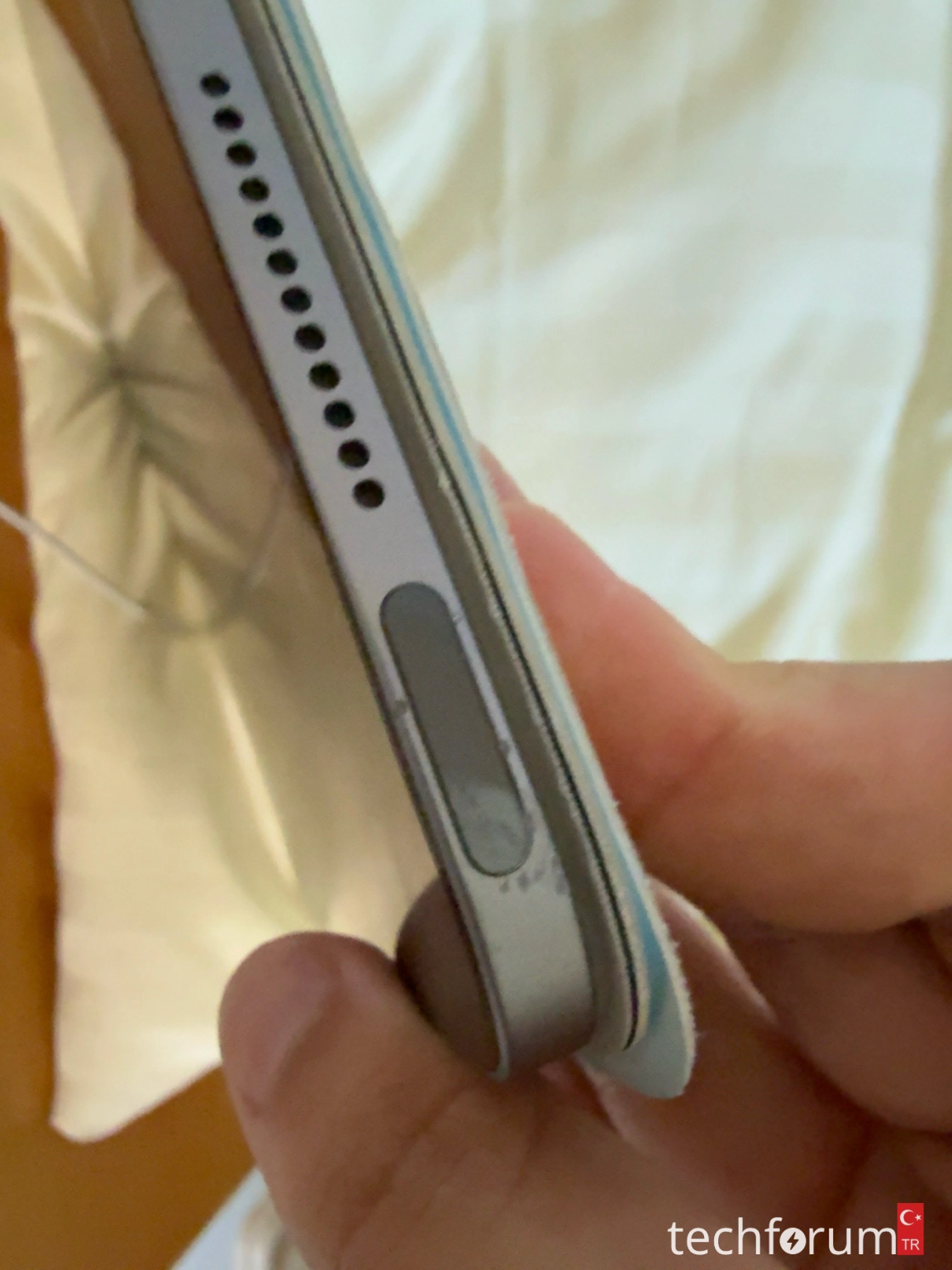 iPad Air M3 13 inç düğmesinin üzerine düştü ve artık açılmıyor.webp