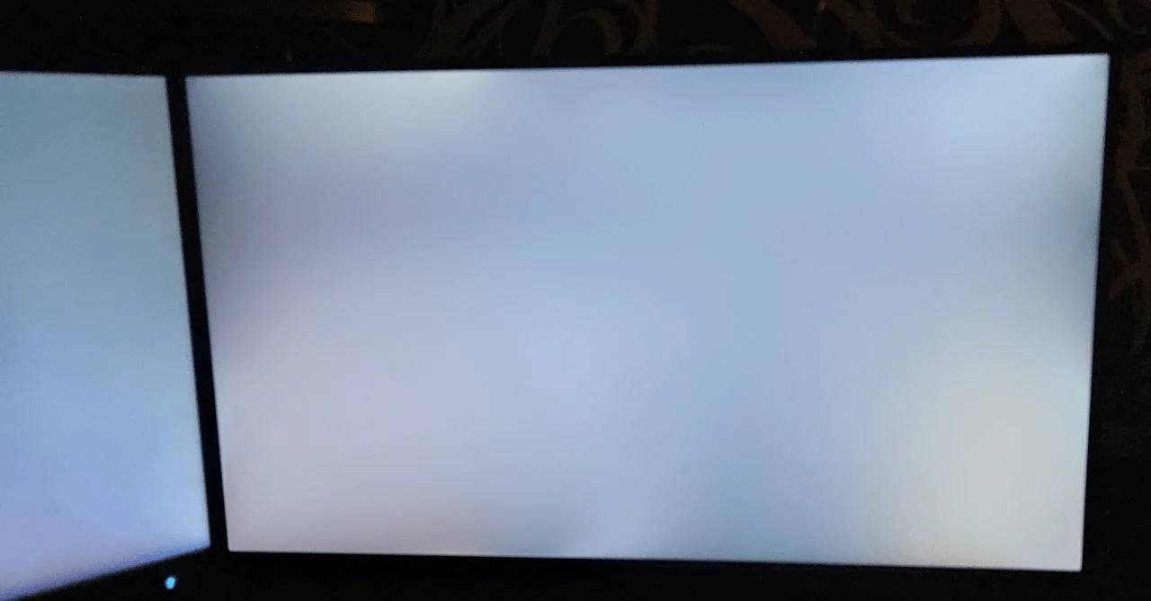 IPS matrisli monitörlerde arka ışık lekelerinin oluşması normal midir.webp