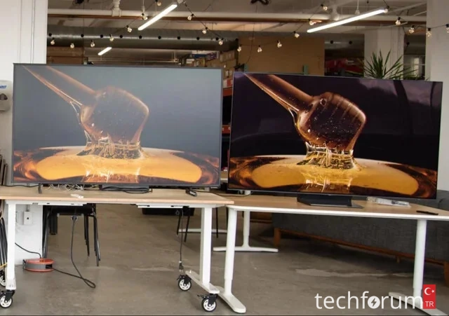 Kesinlikle parlak, mat yüzey ise TV/monitör kapalıyken bile gri bir renk veriyor.