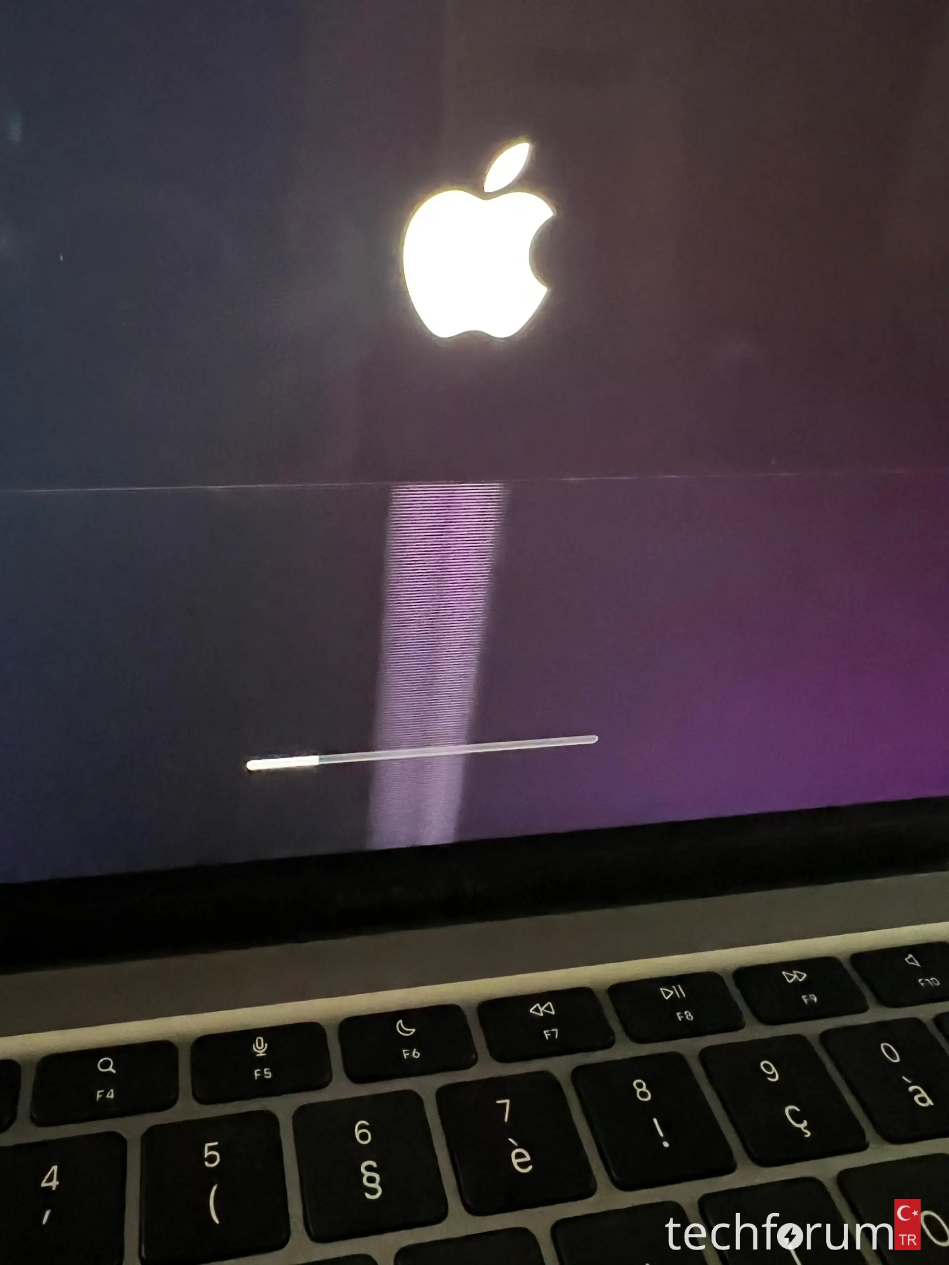 MacBook Air 2020 M1 ekranında sorun mu var.webp
