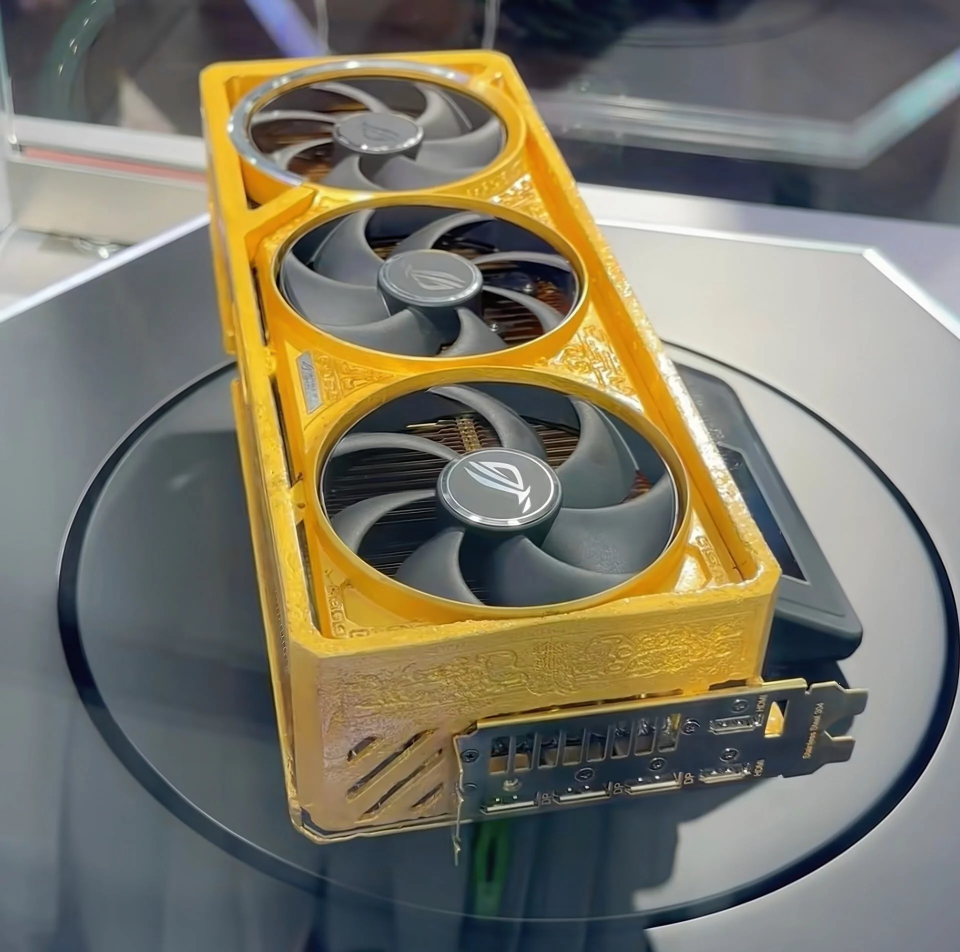 RTX 5090 ROG Astral Real Gold Edition, 32 gigabaytlık bir oyun keyfi sunuyor Ağırlığı 7,2 kg....webp
