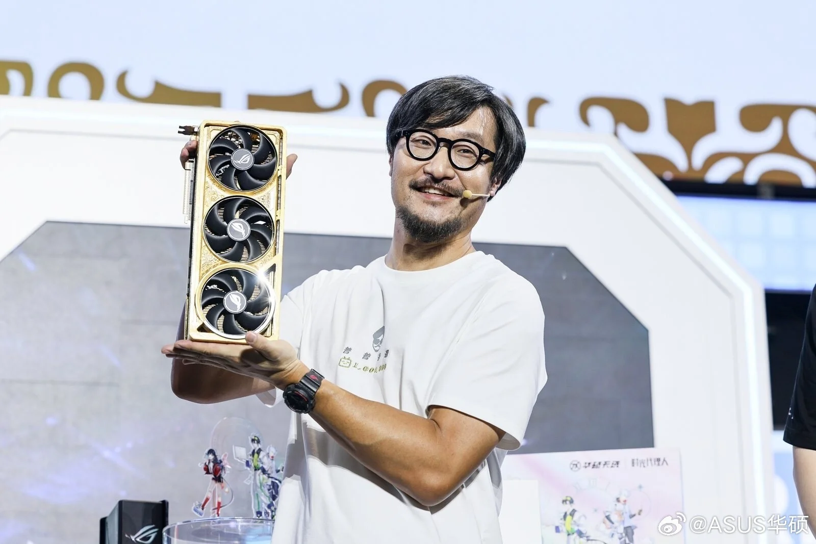 RTX 5090 ROG Astral Real Gold Edition, 32 gigabaytlık bir oyun keyfi sunuyor.webp