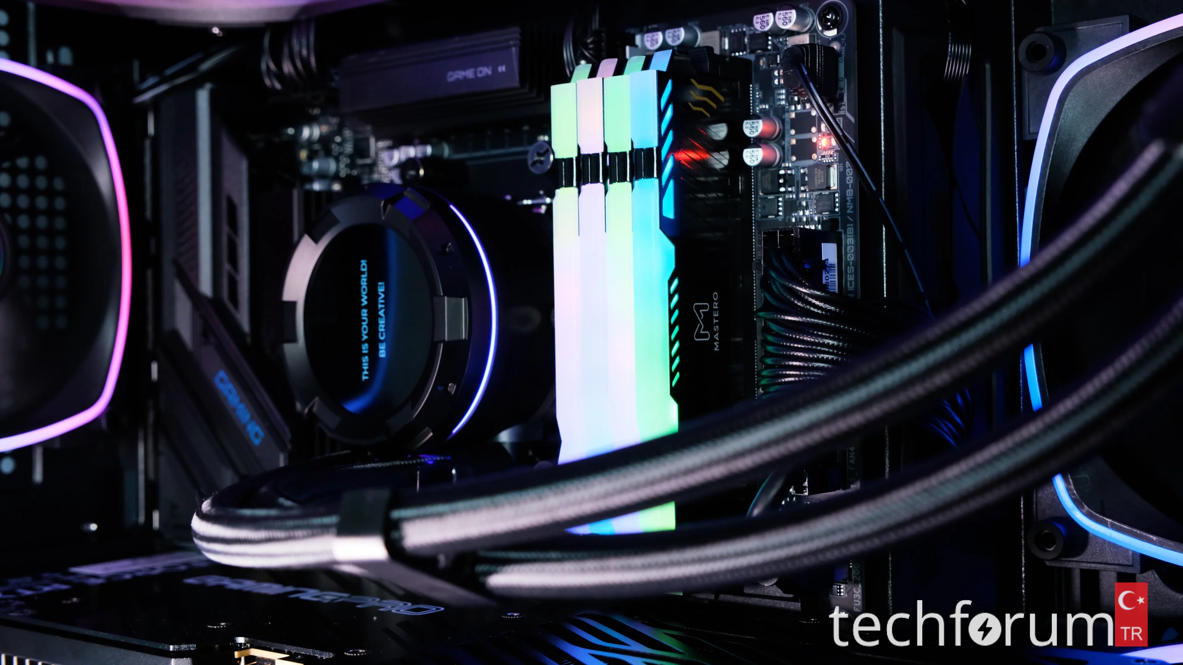 Üst düzey bir oyun bilgisayarı, sadece bir oyun makinesinden daha fazlasıdır. Maksimum ayarlarda ve yüksek çözünürlükte akıcı oyun deneyiminden daha fazlasını beklersiniz. Bileşen seçiminden kablo yönetimine ve bilgisayarın görünümüne kadar, sistemin kendisi kusursuz olmalıdır.