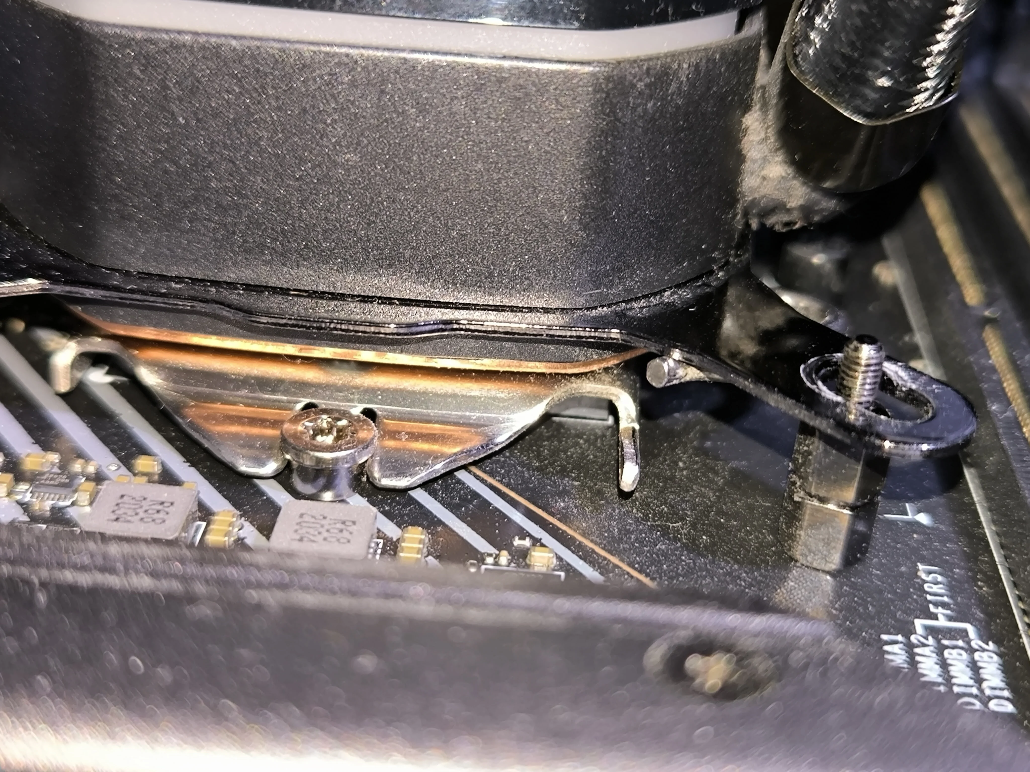 Sıvı metalin işlemciye yapışıp soğutma sistemine zarar vermesi1.webp