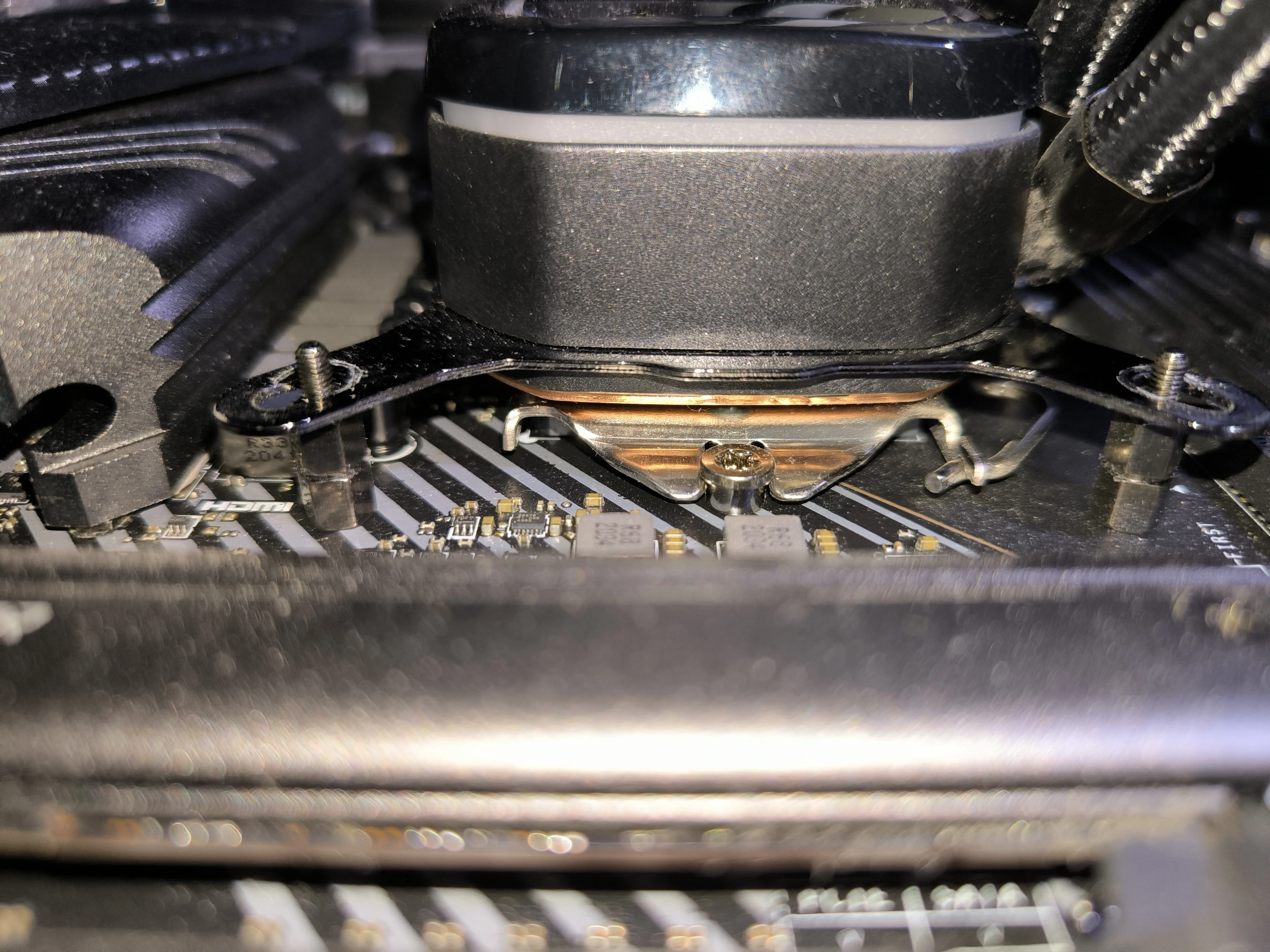 Sıvı metalin işlemciye yapışıp soğutma sistemine zarar vermesi3.webp