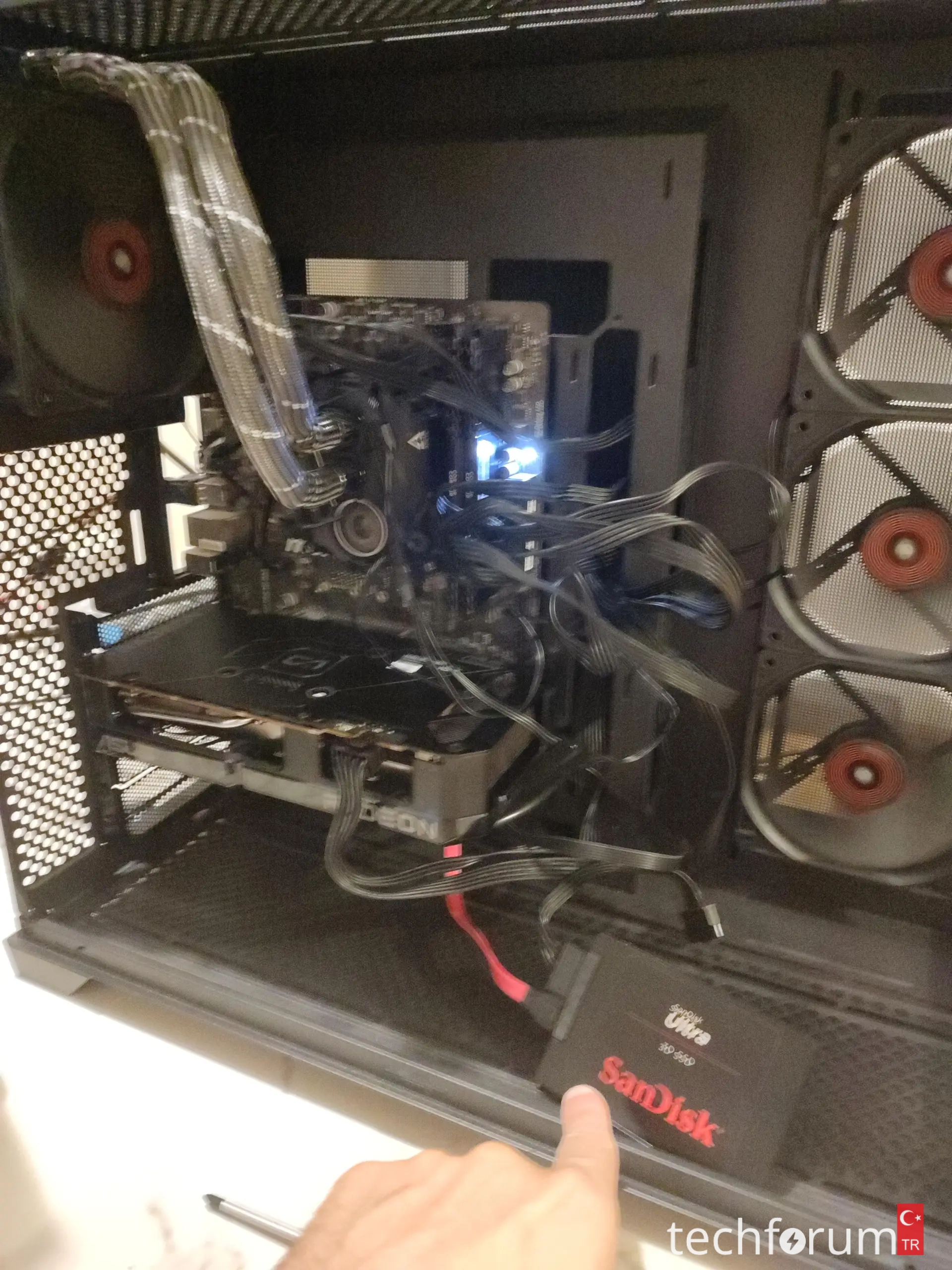 SSD veri kablosunu SSD'ye bağladığımda BIOS bile başlamıyor.webp