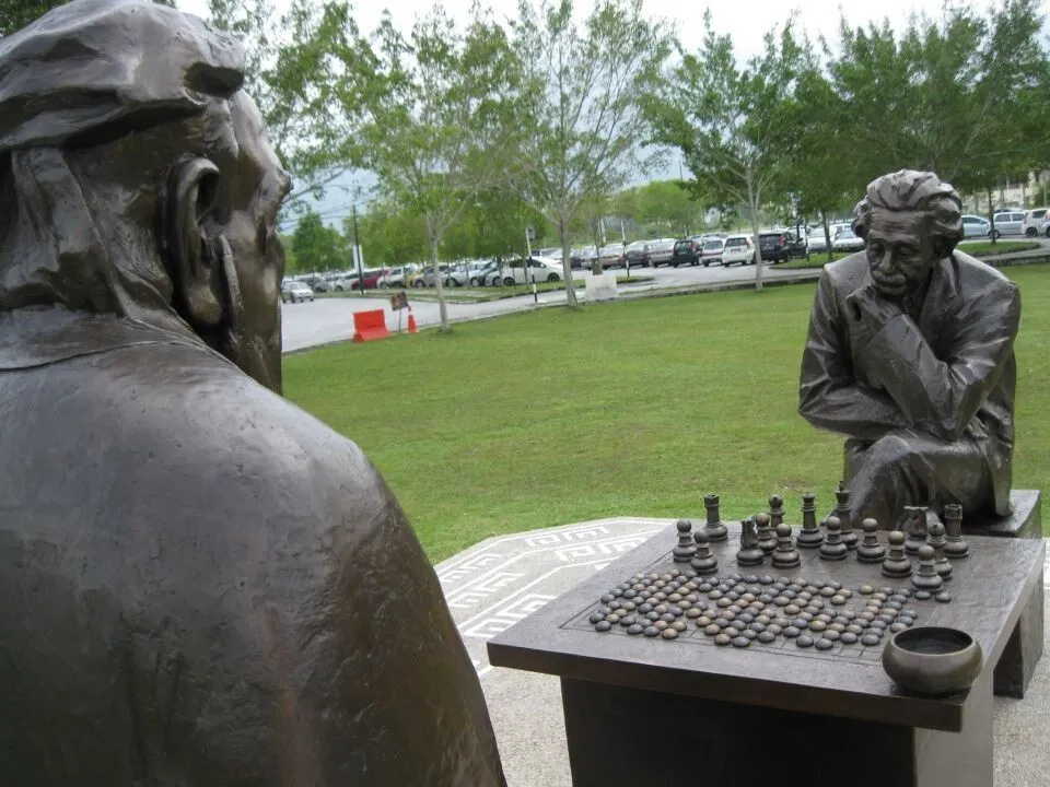 Einstein, Konf&uuml;&ccedil;y&uuml;s'e Karşı, Malezya